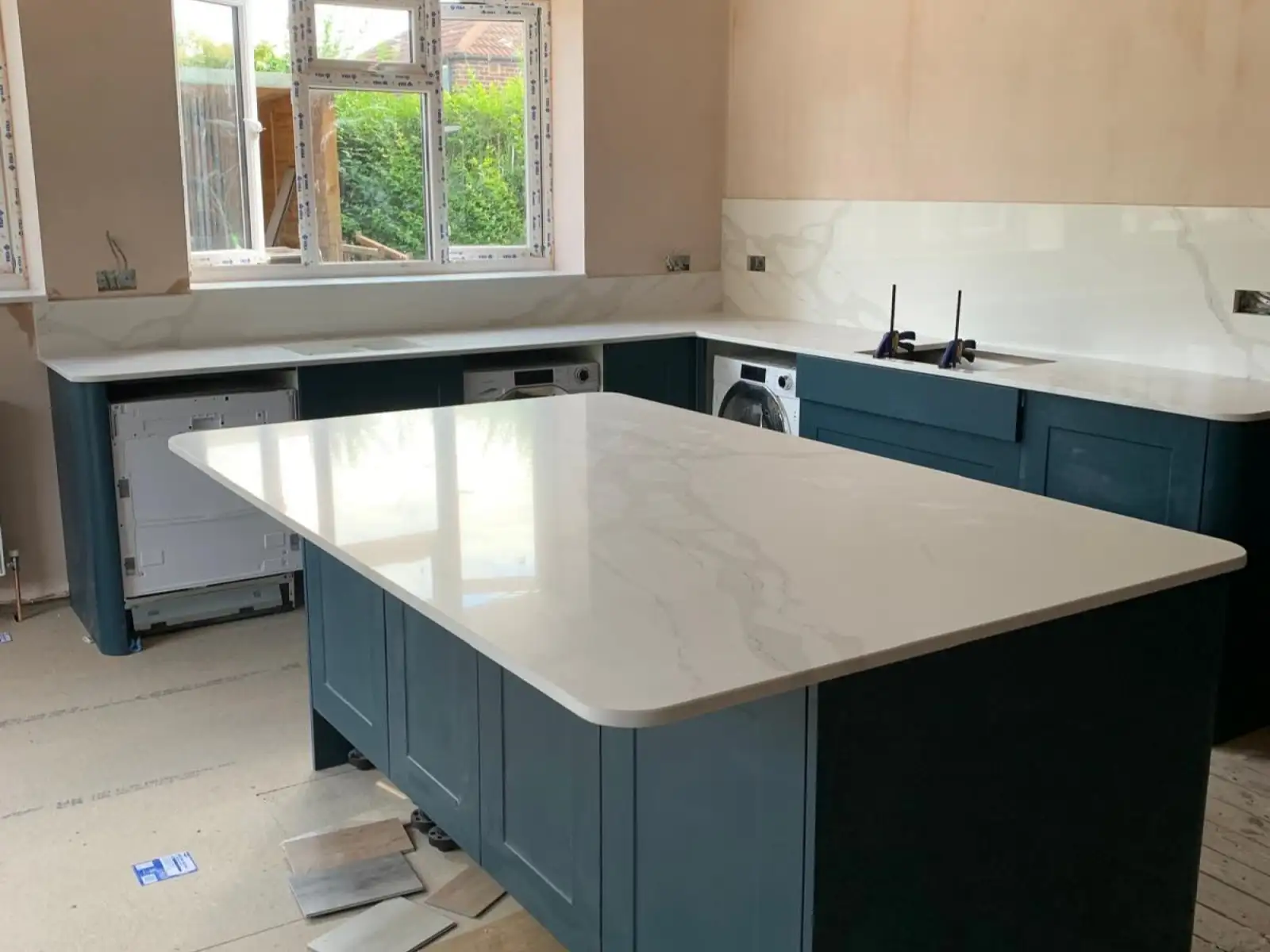 Quartz Kitchen Worktops In Leeds - Island, Kitchen and Splashmarks in Superior Calcata Fusion